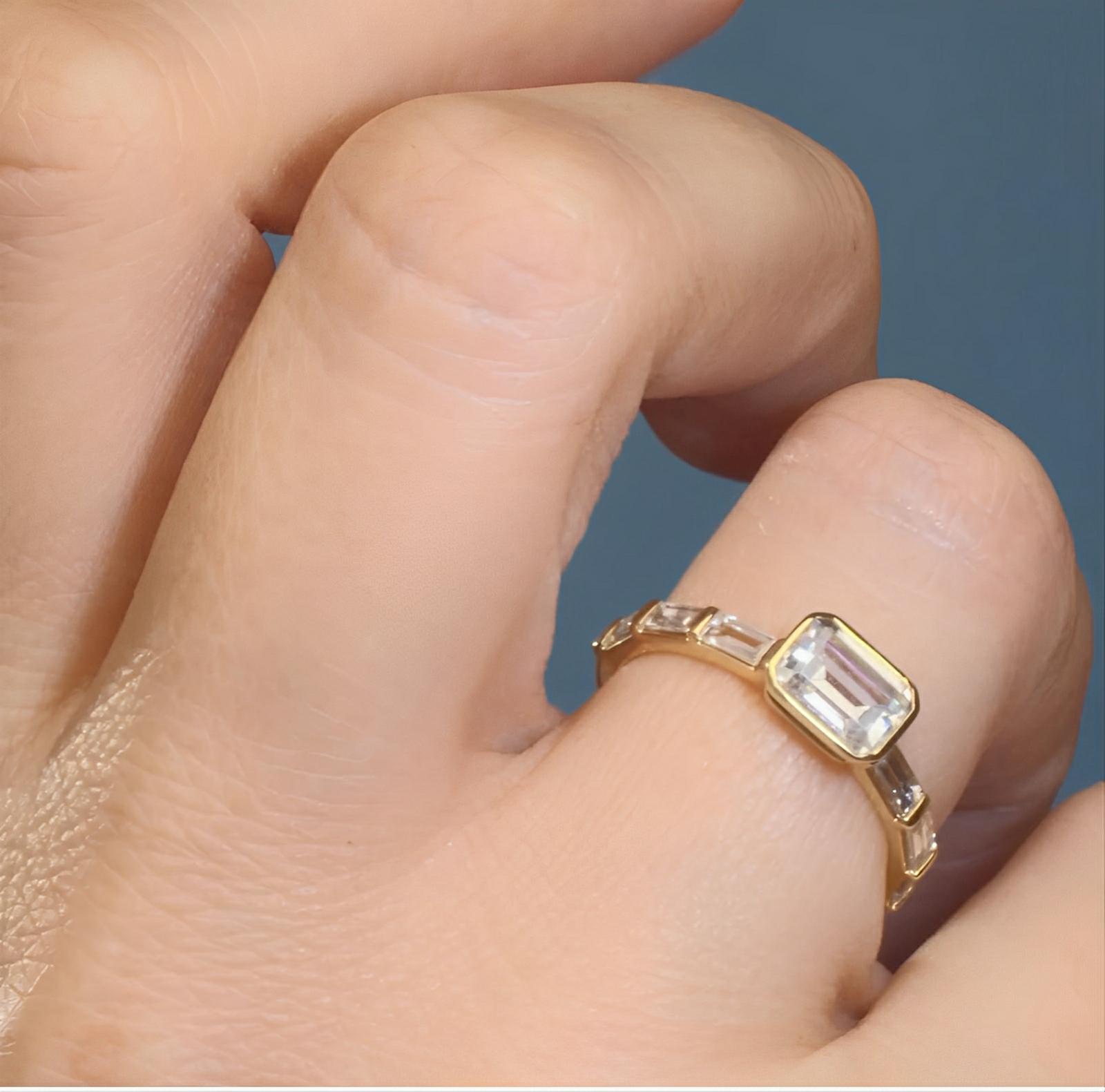 14kt Yellow gold Emerald and baguette diamond ring