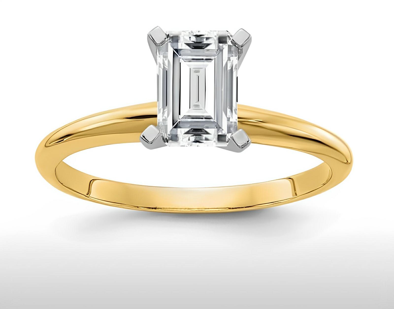 Moissanite in yellow gold Emerald cut