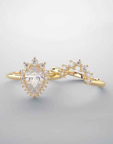 Bridal set, yellow gold and natural diamonds featuring pear-shaped diamond